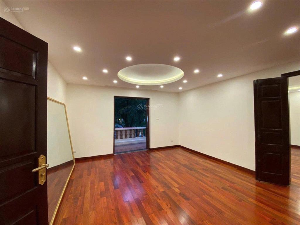 Cho thuê biệt thự sân vườn ngõ 70 nguyễn thị định  dt 270m x 4t. mt 20m. đường 2 ô tô tránh.