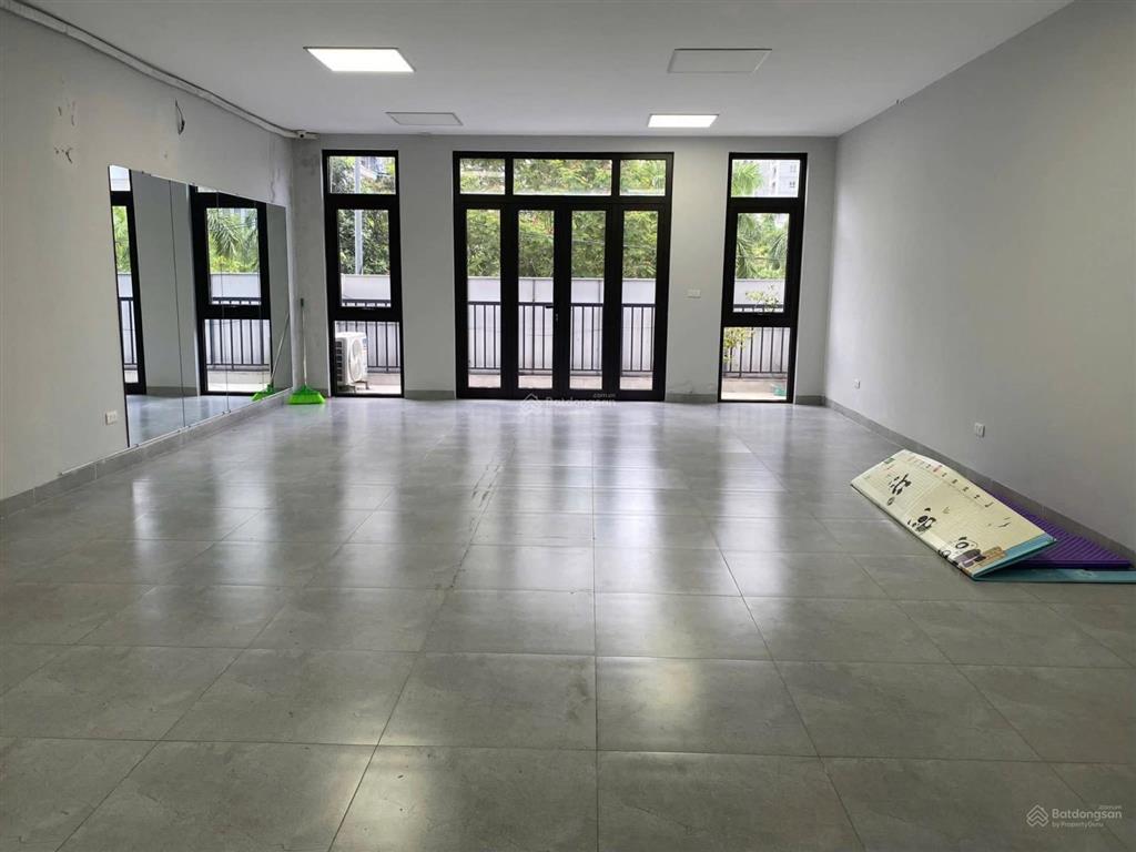 Cho thuê nhà phân lô đường vũ phạm hàm. dt 75m2 x 7 tầng  trung kính, mt 6m, có thang máy