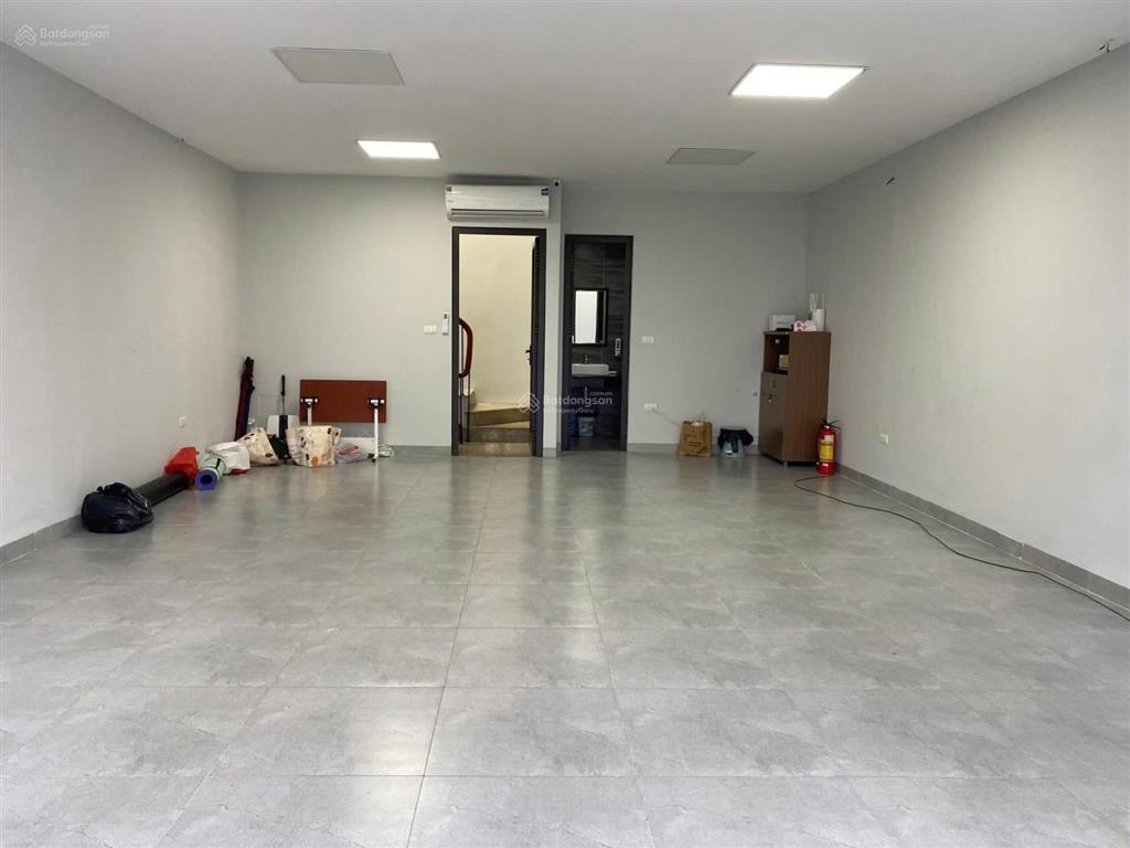 Cho thuê nhà nguyễn chánh  a10 nam trung yên. dt 130m2 x 4,5t. mt 30m. có thang máy. thông sàn