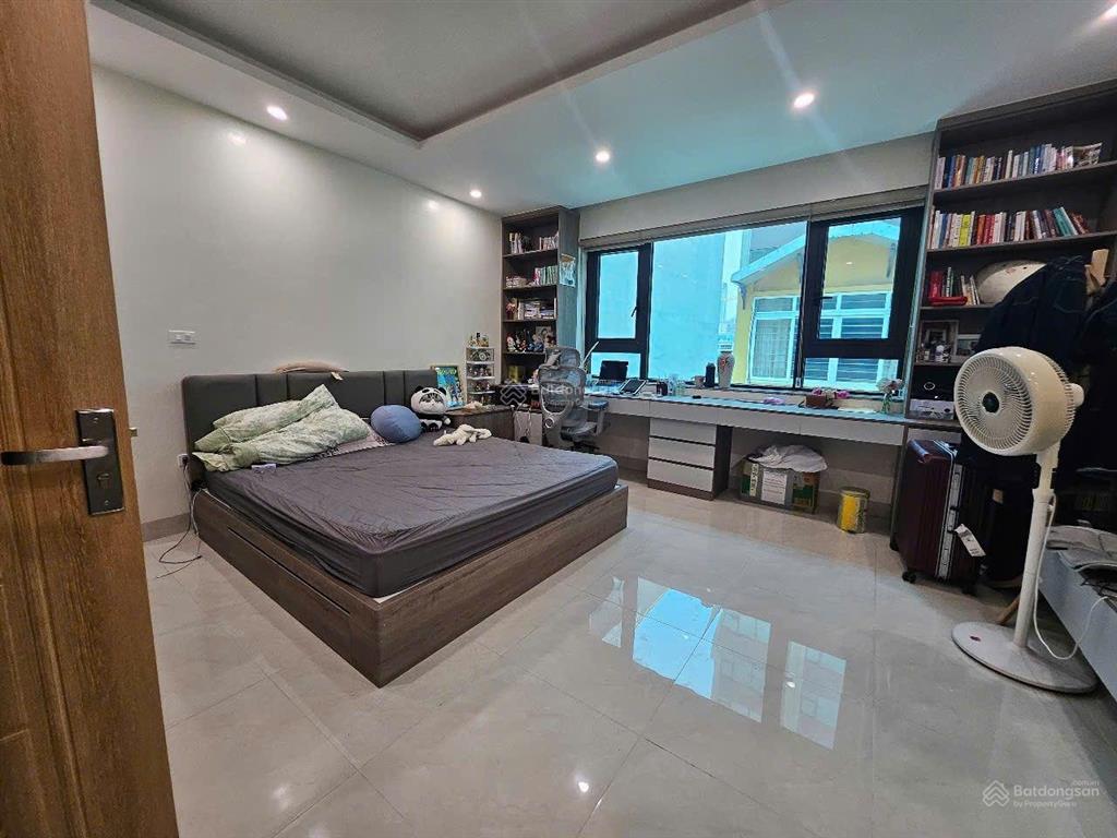 Cho thuê biệt thự căn góc 2 mặt tiền 30m  hoàng quán chi  công viên cầu giấy 270m2 x 5t.