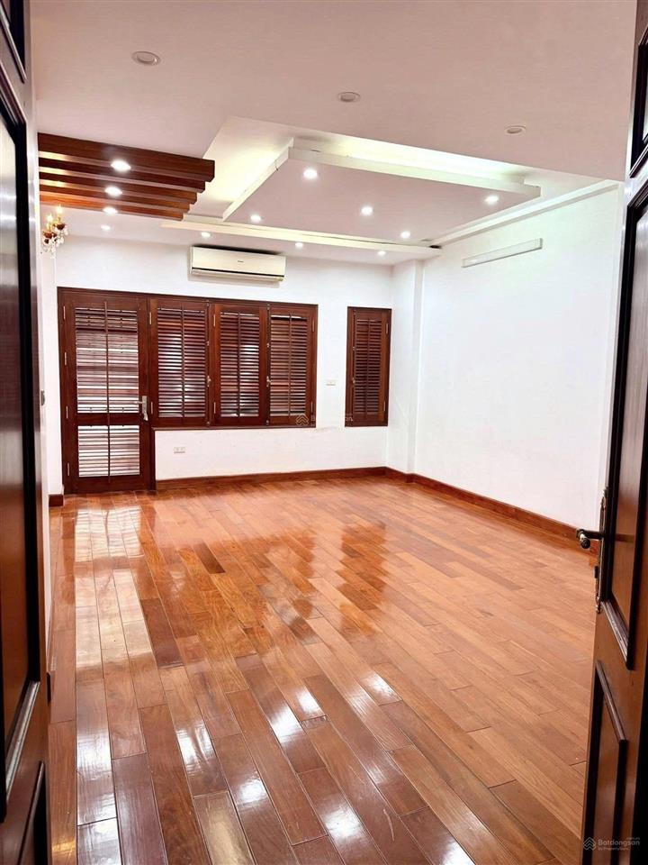 Cho thuê nhà liền kề hdi vũ phạm hàm. dt 120m2 x 5t + hầm. mt 6,5m. thang máy. đường 3 ô tô tránh