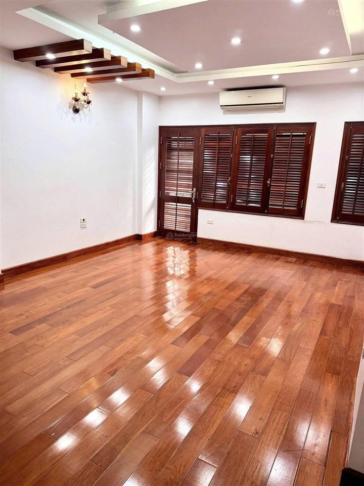 Cho thuê nhà liền kề hdi vũ phạm hàm. dt 120m2 x 5t + hầm. mt 6,5m. thang máy. đường 3 ô tô tránh