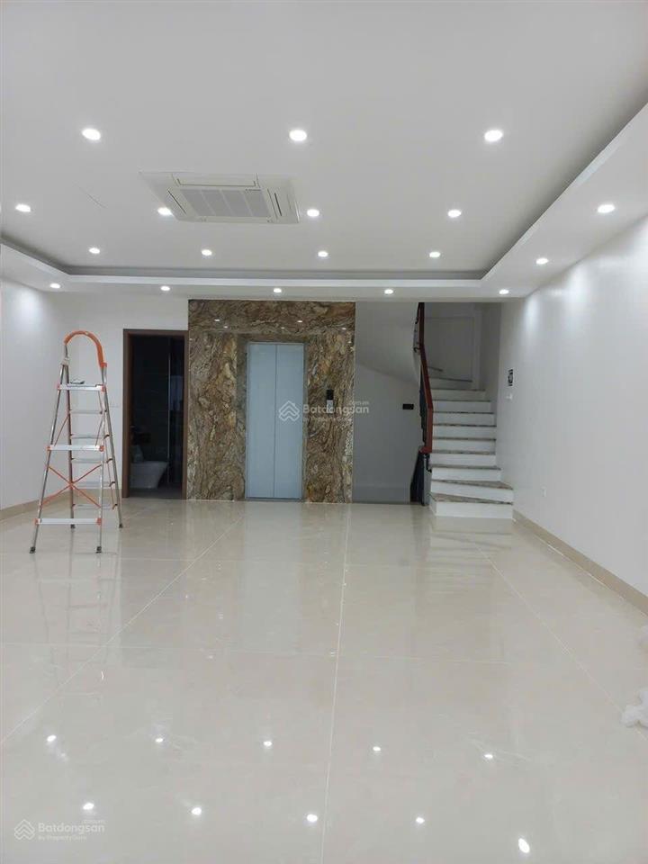 Cho thuê nhà 45 ngõ 132 vũ phạm hàm. dt 100m2 x 7. mt 6m. tk thông sàn, tháng máy.