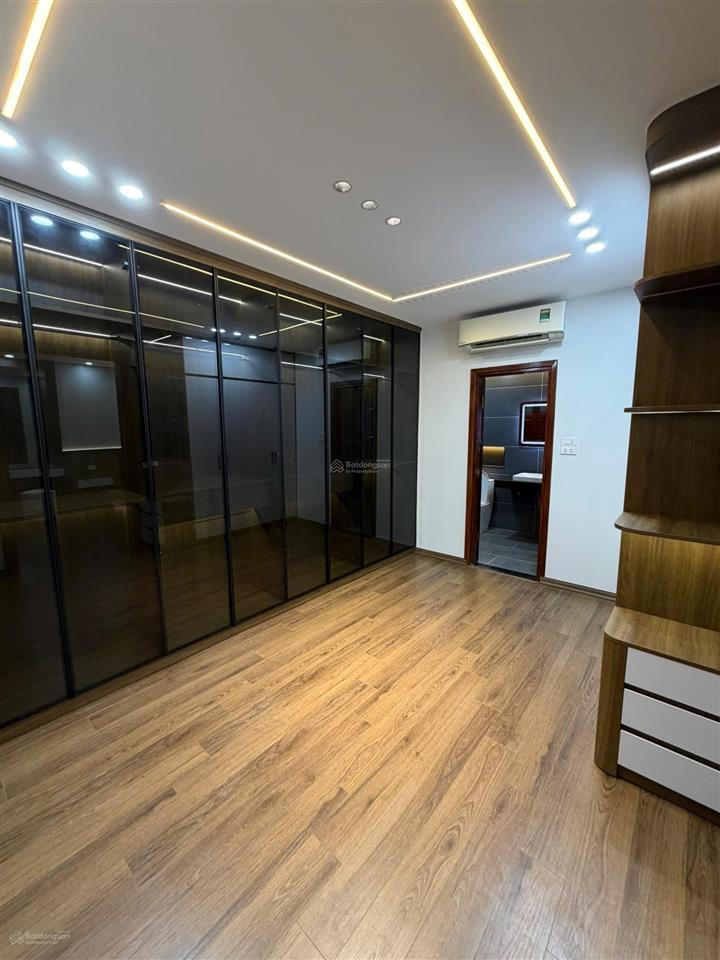 Cự khối  long biên  33m2  5 tầng full nội thất đẹp giá chưa đến 6 tỷ