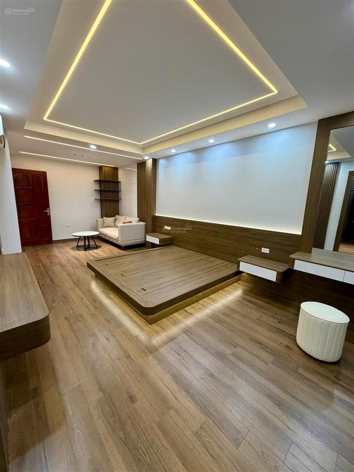 Cự khối  long biên  33m2  5 tầng full nội thất đẹp giá chưa đến 6 tỷ