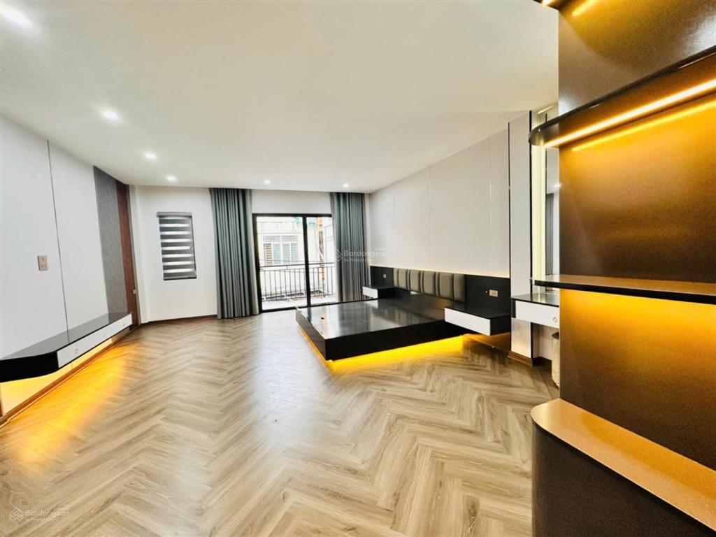 Siêu vip!nhà đẹp phố ngọc lâm,cạnh hồ,gần mipec long biên,75m27 tầng,thang máy,gara oto,giá 19 tỷ.