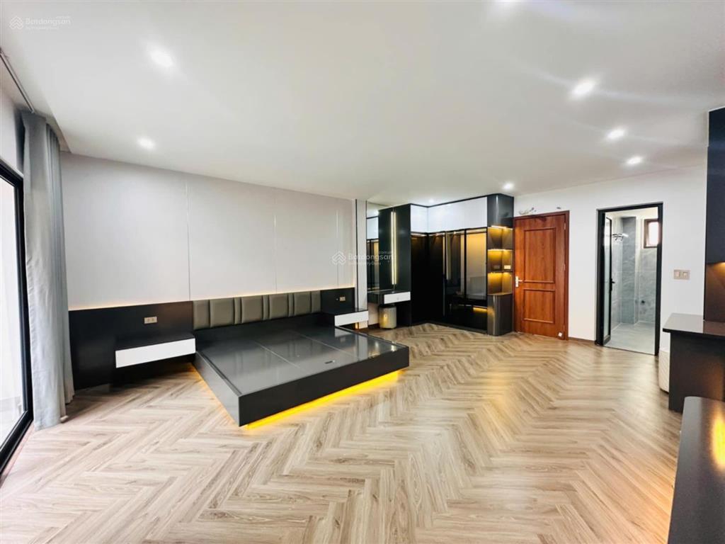 Siêu vip!nhà đẹp phố ngọc lâm,cạnh hồ,gần mipec long biên,75m27 tầng,thang máy,gara oto,giá 19 tỷ.