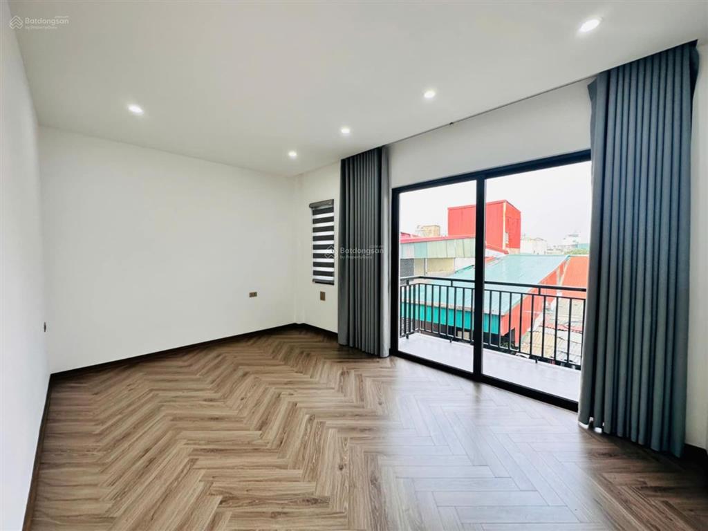 Siêu vip!nhà đẹp phố ngọc lâm,cạnh hồ,gần mipec long biên,75m27 tầng,thang máy,gara oto,giá 19 tỷ.