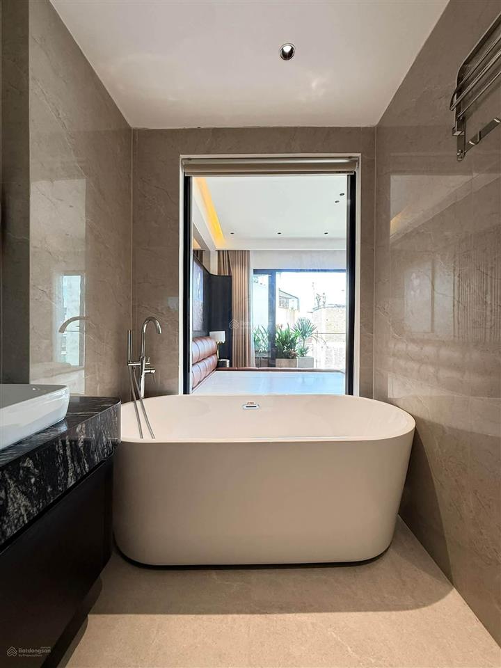 Nhà đẹp phố ngọc thụy bồ đề,gara oto 7 chỗ,view hồ,dt50m27 tầng,thang máy,full nội thất, 16.8 tỷ