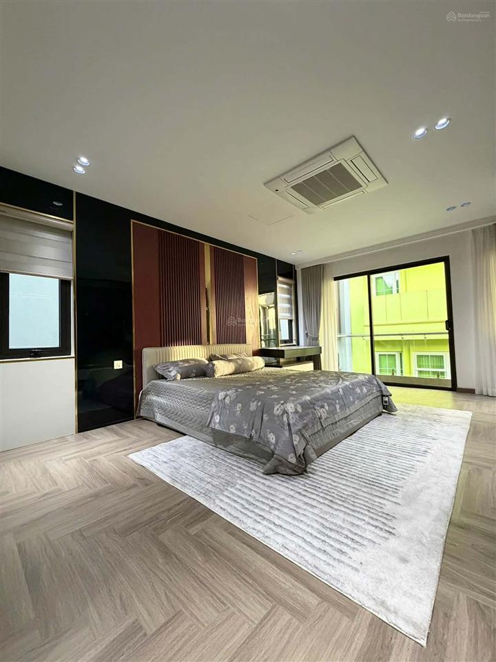 Sốc về giá! chỉ 16.5 tỷ nhà nguyễn văn cừ, lô góc, đường ô tô tránh,50m26t thang máy full nội thất