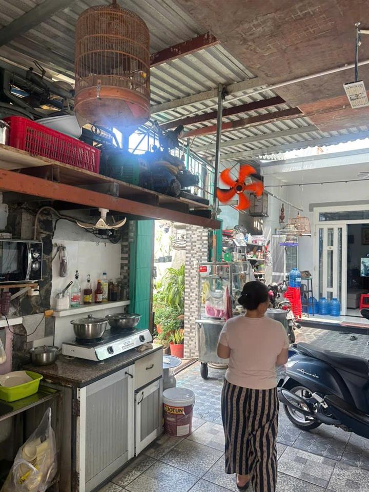 Cần bán gấp nhà thủ đức 136m2 ngay chợ thủ đức giá 6tỷ5 đang vay banks 6ty
