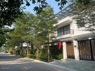 Gấp !! bán gấp biệt thự đơn lập 300m sunny garden city, nhà thô, giá 33 tỷ.  mr hoàng 0981 669 ***