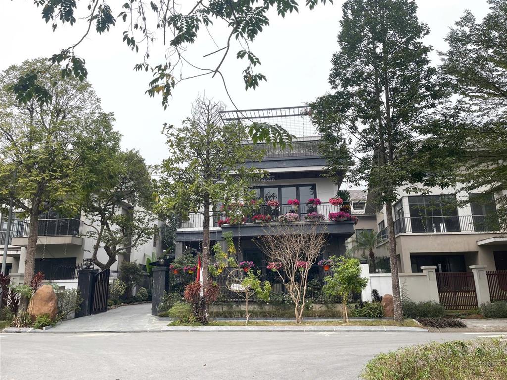 Gấp !! bán gấp biệt thự đơn lập 300m sunny garden city, nhà thô, giá 33 tỷ.  mr hoàng 0981 669 ***