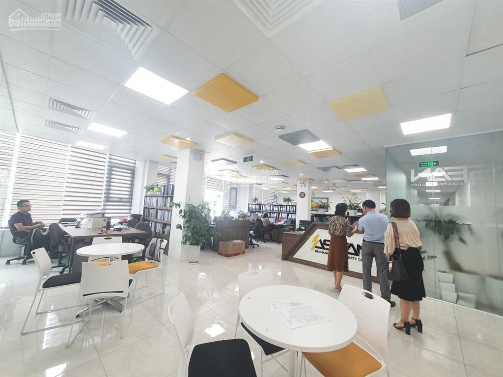 Cho thuê văn phòng nghĩa tân  hoàng quốc việt  dt 175m2, giá thuê 25tr/th giá hời cầu giấy