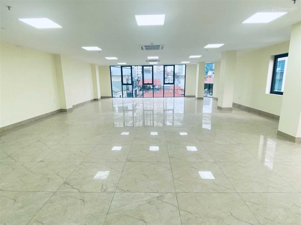 Cho thuê văn phòng hoàng quốc việt dt 150m2 giá 26tr/th, nhà mới xây
