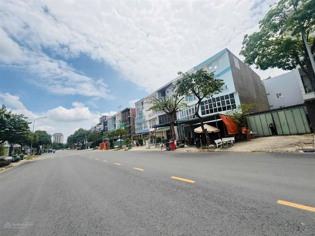 Cần bán biệt thự kdc khang điền q9
dt 200m2(8x25)m
giá 19,9 tỷ tl
 0934 315 *** mr hoàng