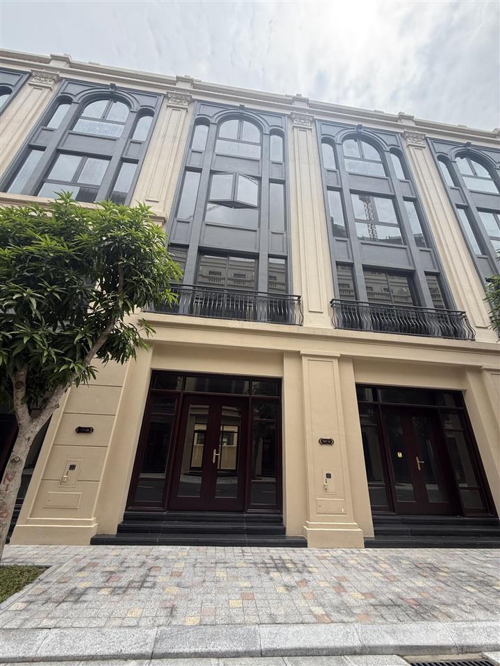 Bán cắt lỗ 2,5 tỷ căn liền kề ngôi sao 67,5m2 đông nam vinhomes cổ loa ngay chung cư chỉ 17,8 tỷ