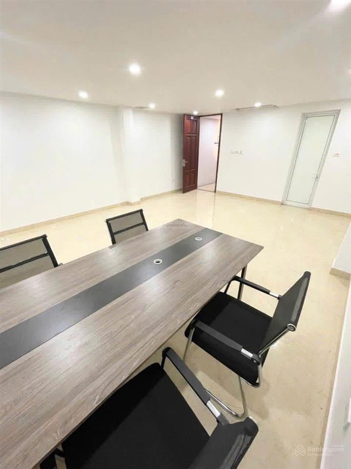 Cho thuê văn phòng full nội thất 50m2 trung kính vuông vắn, thoáng sáng giá chỉ 7,5 triệu/tháng