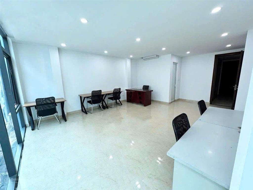 Cho thuê văn phòng full nội thất 50m2 trung kính vuông vắn, thoáng sáng giá chỉ 7,5 triệu/tháng