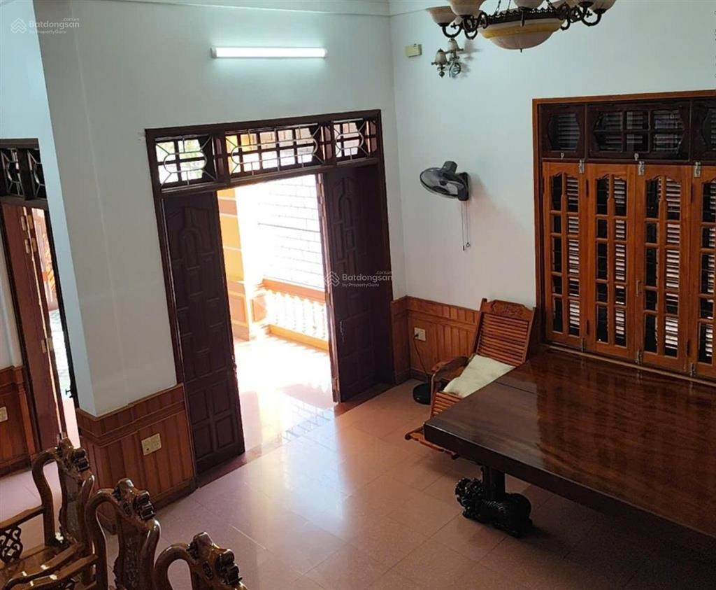 Bán nhà 2 tầng nội thất gỗ đối diện vincom