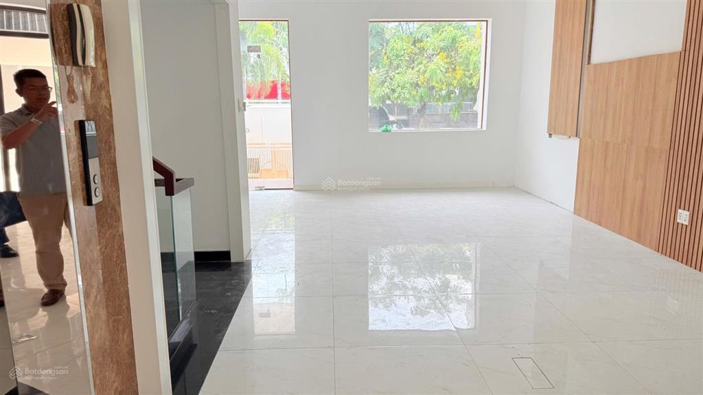 Cần cho thuê biệt thự him lam kênh tẻ, có thang máy, làm văn phòng. giá 90 triệu