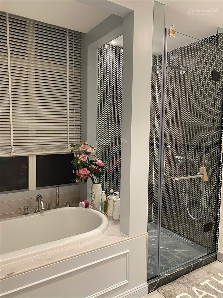 Chính chủ cần bán chcc sunrise city siêu đẹp 162m2, 3pn, hướng nam, đã có sổ, giá tốt