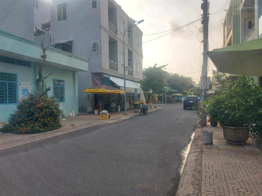 Cho thuê np tại đường số 8, 15 tr /th, 216 m2, nhà 3 tầng, có thang hàng, 2wc, đẹp, nhiều tiện ích