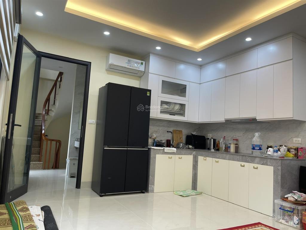 Cho thuê nhà mới, có thang máy, gần công viên ngọc thụy long biên