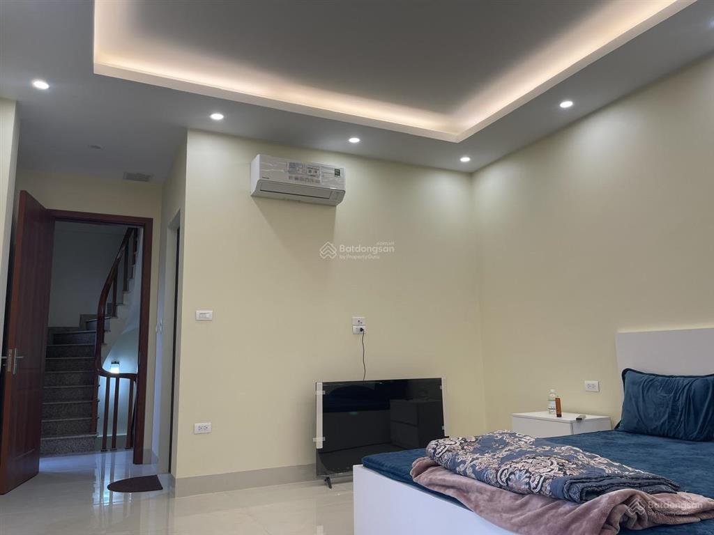Cho thuê nhà mới, có thang máy, gần công viên ngọc thụy long biên