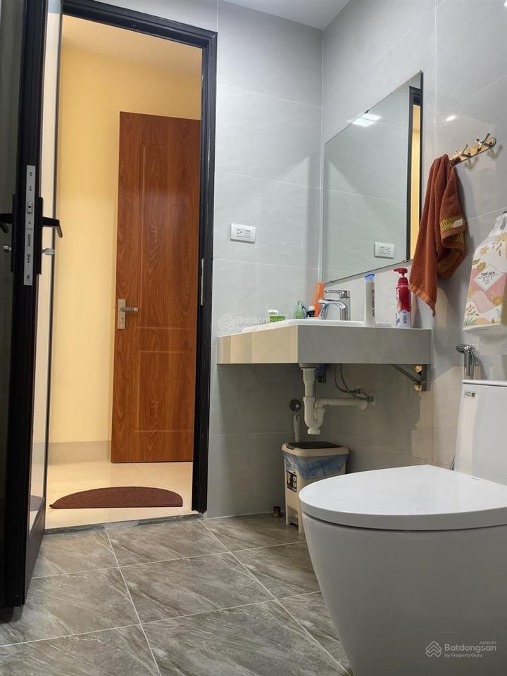 Cho thuê nhà mới, có thang máy, gần công viên ngọc thụy long biên