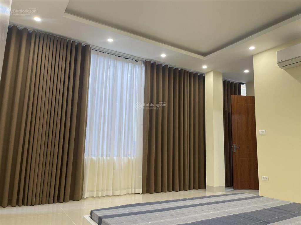 Cho thuê nhà mới, có thang máy, gần công viên ngọc thụy long biên