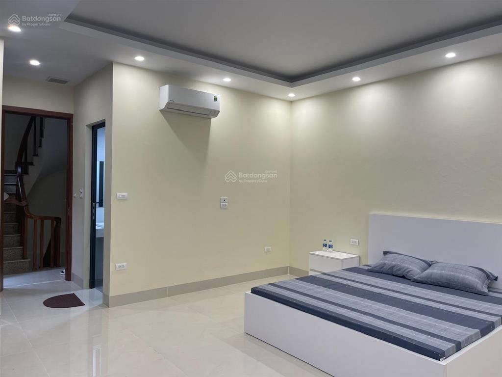 Cho thuê nhà mới, có thang máy, gần công viên ngọc thụy long biên