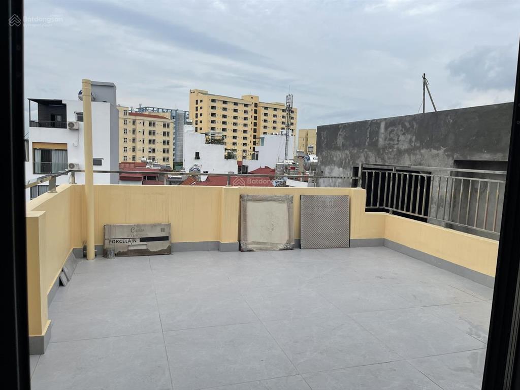 Cho thuê nhà mới, có thang máy, gần công viên ngọc thụy long biên