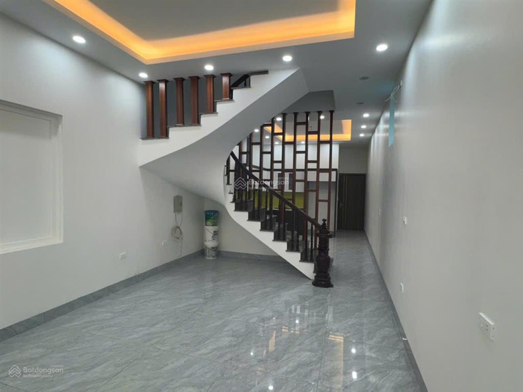 Chính chủ em cần bán nhà 3 tầng, đường thông, ô tô vào đất