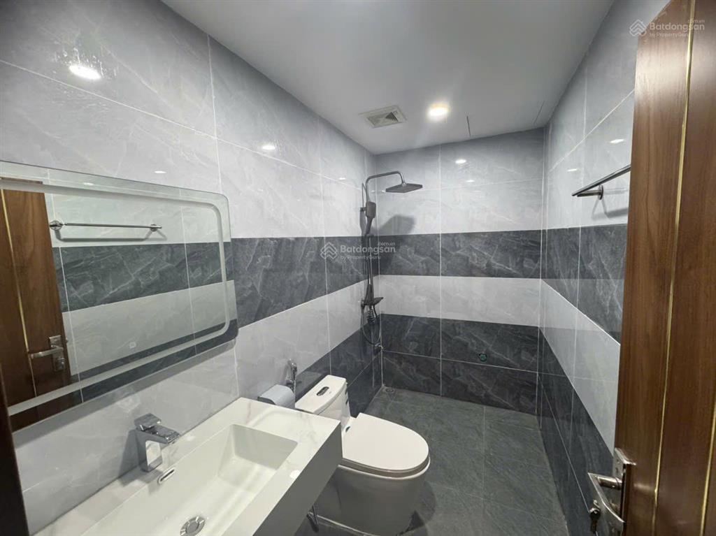 Chính chủ em cần bán nhà 3 tầng, đường thông, ô tô vào đất