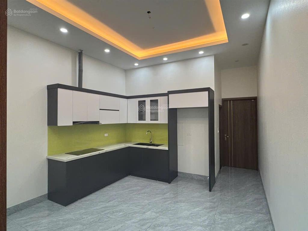 Chính chủ em cần bán nhà 3 tầng, đường thông, ô tô vào đất