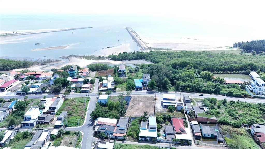 Siêu víp lô đi bộ ra biển, 251m2  240m2 thổ cư  cách biển 500m. quy hoạch đẹp, công viên, đường