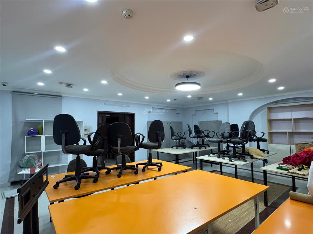 Cho thuê sàn văn phòng 160m2 sử dụng, sẵn nội thất, máy lạnh, giá 25tr/tháng  0948 888 ***