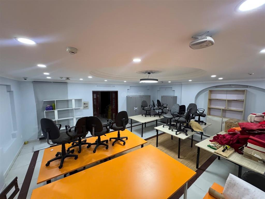 Cho thuê sàn văn phòng 160m2 sử dụng, sẵn nội thất, máy lạnh, giá 25tr/tháng  0948 888 ***
