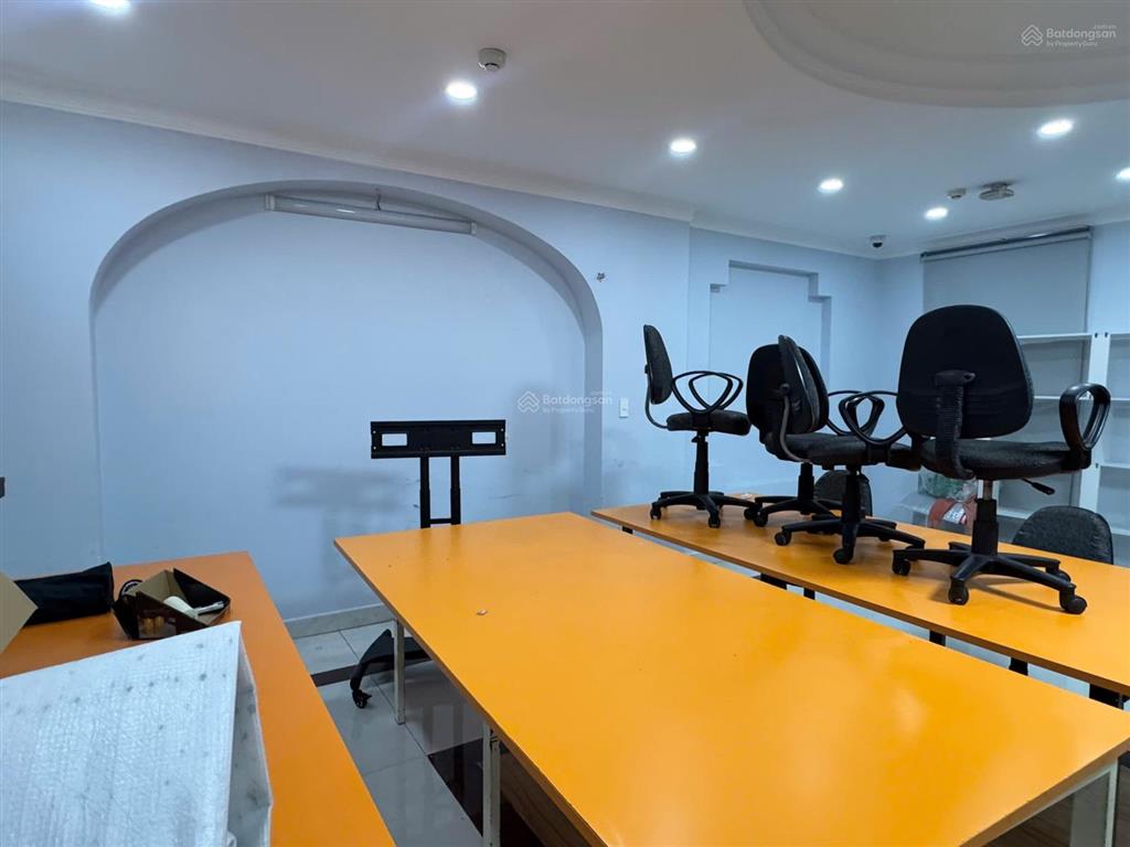 Cho thuê sàn văn phòng 160m2 sử dụng, sẵn nội thất, máy lạnh, giá 25tr/tháng  0948 888 ***