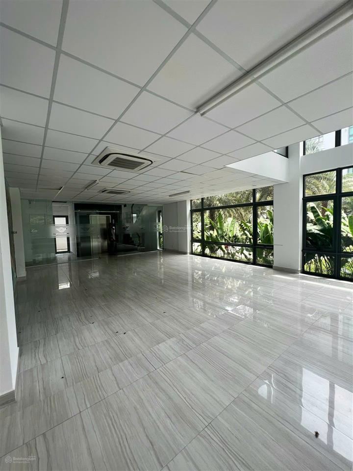 Cho thuê văn phòng 14x22m hầm, 7 tầng giá 400tr/tháng thang máy, máy lạnh, pccc  0948 888 ***
