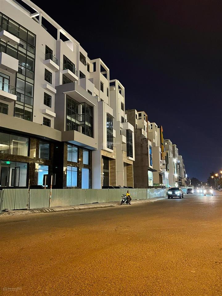 Cho thuê văn phòng 14x22m hầm, 7 tầng giá 400tr/tháng thang máy, máy lạnh, pccc  0948 888 ***