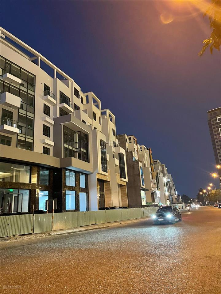 Cho thuê văn phòng 14x22m hầm, 7 tầng giá 400tr/tháng thang máy, máy lạnh, pccc  0948 888 ***