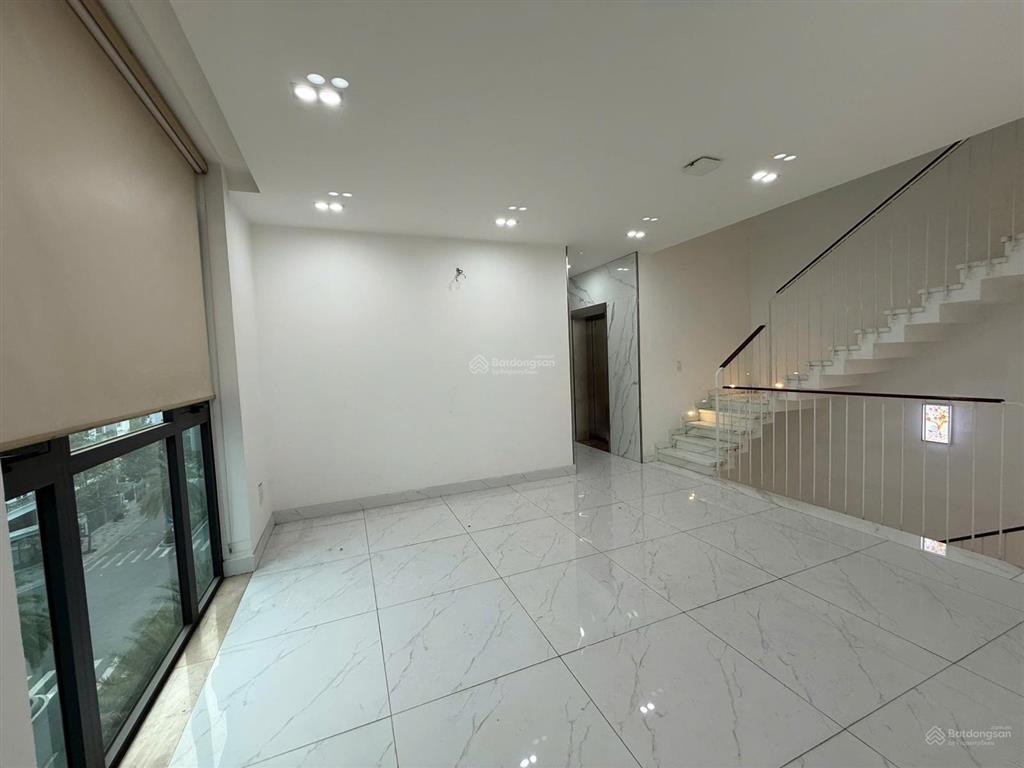 Cho thuê văn phòng 14x22m hầm, 7 tầng giá 400tr/tháng thang máy, máy lạnh, pccc  0948 888 ***