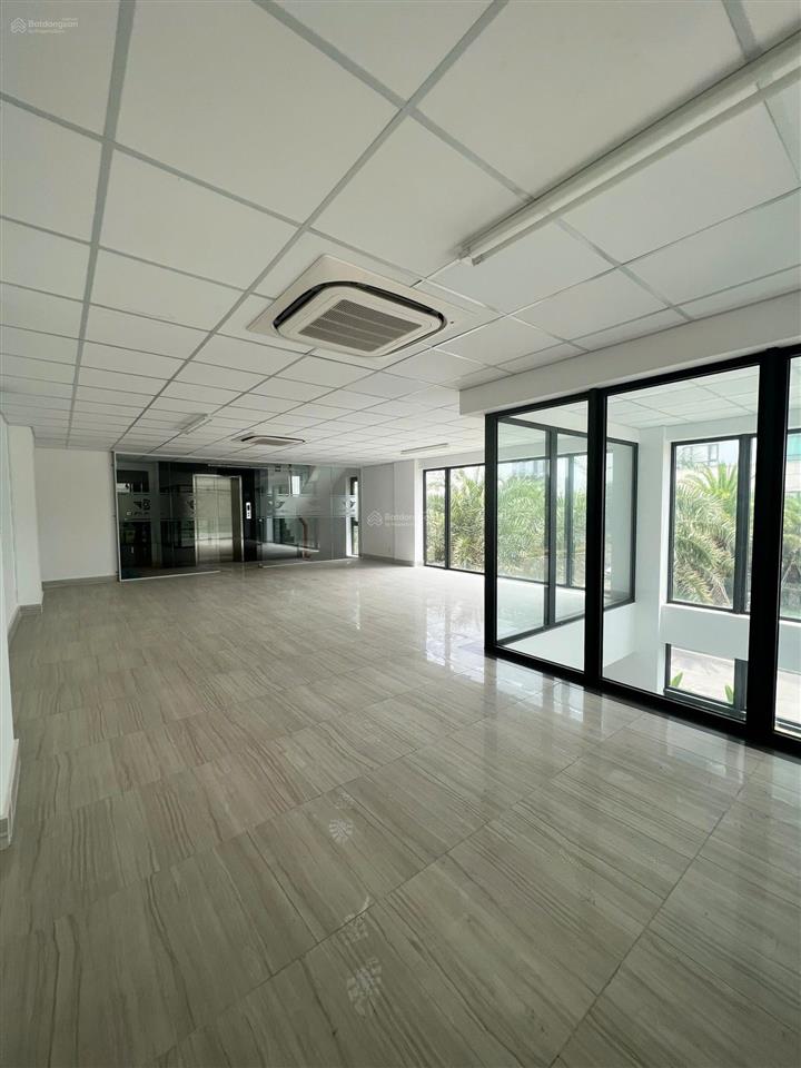 Cho thuê văn phòng 14x22m hầm, 7 tầng giá 400tr/tháng thang máy, máy lạnh, pccc  0948 888 ***