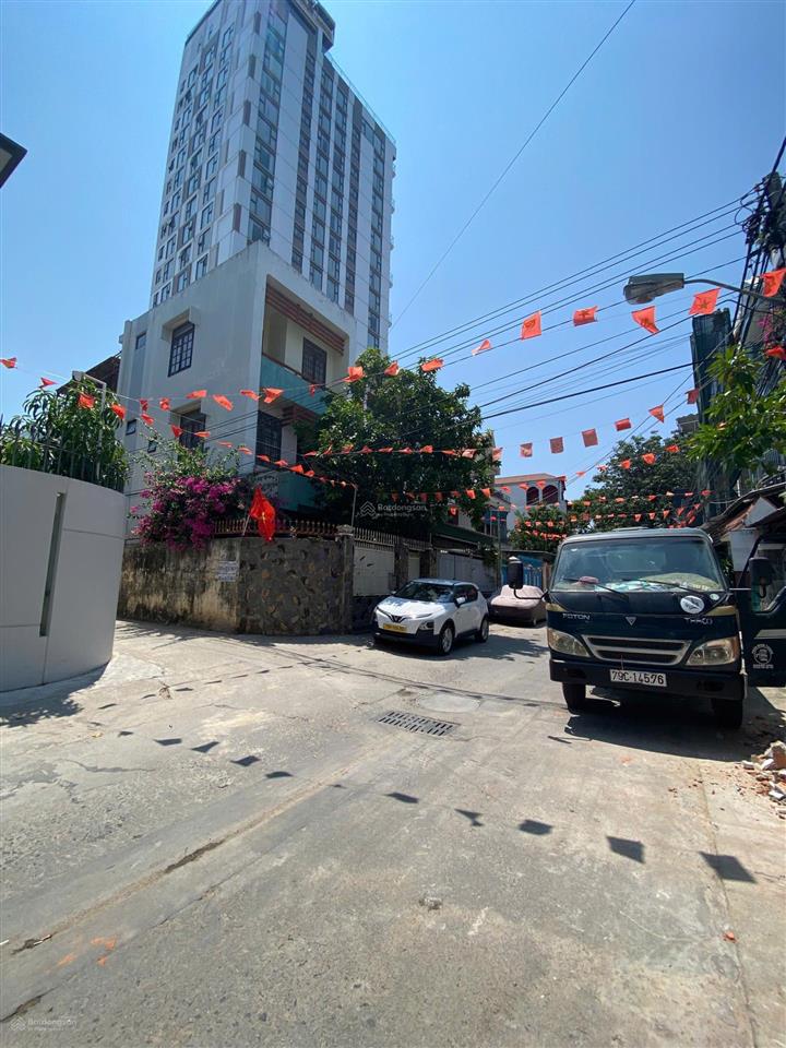 Bán đất tặng nhà, cách biển chỉ 700m. dt 131m2 (mt7,9m). gần 2 chợ, tiện ở, xây toà nhà cho thuê