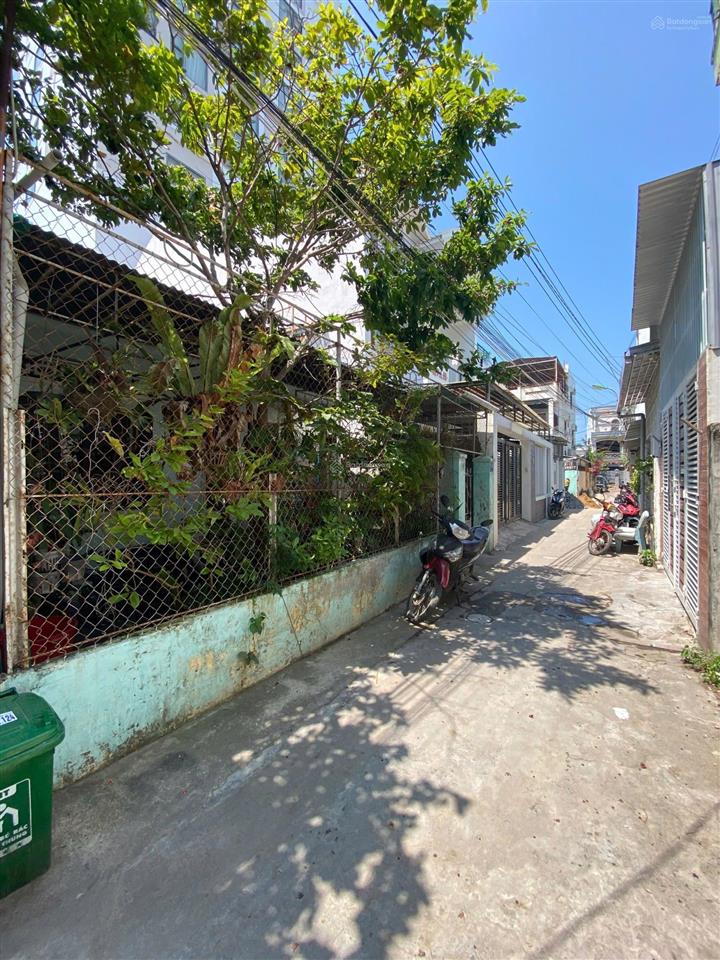 Bán đất tặng nhà, cách biển chỉ 700m. dt 131m2 (mt7,9m). gần 2 chợ, tiện ở, xây toà nhà cho thuê