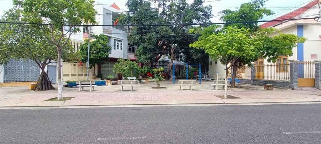 Nhà mặt đường nguyễn lộ trạch, tiện ở, kd, cách biển chỉ 1km, khu cán bộ dân trí cao