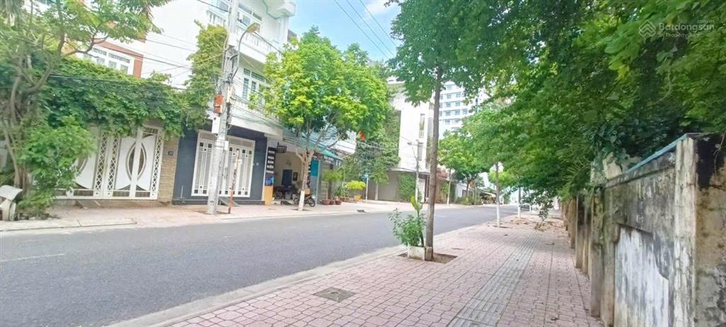 Nhà mặt đường nguyễn lộ trạch, tiện ở, kd, cách biển chỉ 1km, khu cán bộ dân trí cao