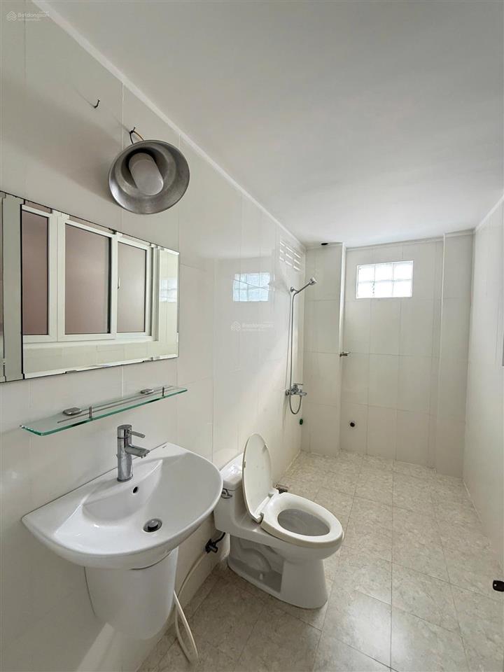 Hot  nhà 5t (6pn), cách biển chỉ 1km, đường 12m, tiện ở, cho thuê có dòng tiền, khu bộ đội an ninh